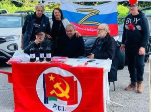 Bandiera russa al banchetto comunista, ex soldato ucraino la strappa e spruzza spray urticante contro i militanti