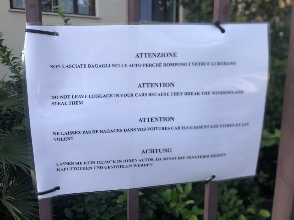 "Rubano nelle auto": l'avviso multilingue che allerta il quartiere