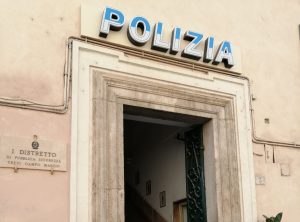 Il rapinatore di i-Phone che prende a pugni le vittime