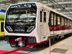 Il primo nuovo treno per la metro di Roma è pronto. L'entusiasmo di Patanè: "Più corse sulla linea B"