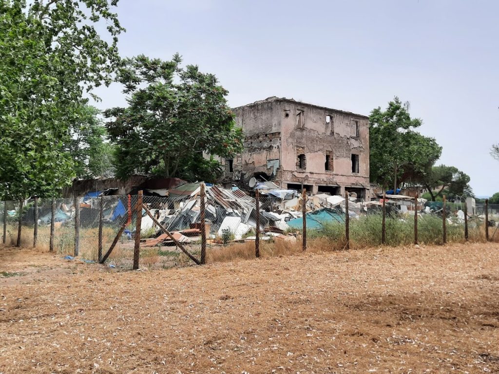 Parco delle carrozze, urge la bonifica e la demolizione del casale. C’è pericolo di crollo