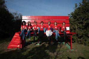 A Castel Romano una panchina rossa gigante contro la violenza e la discriminazione di genere