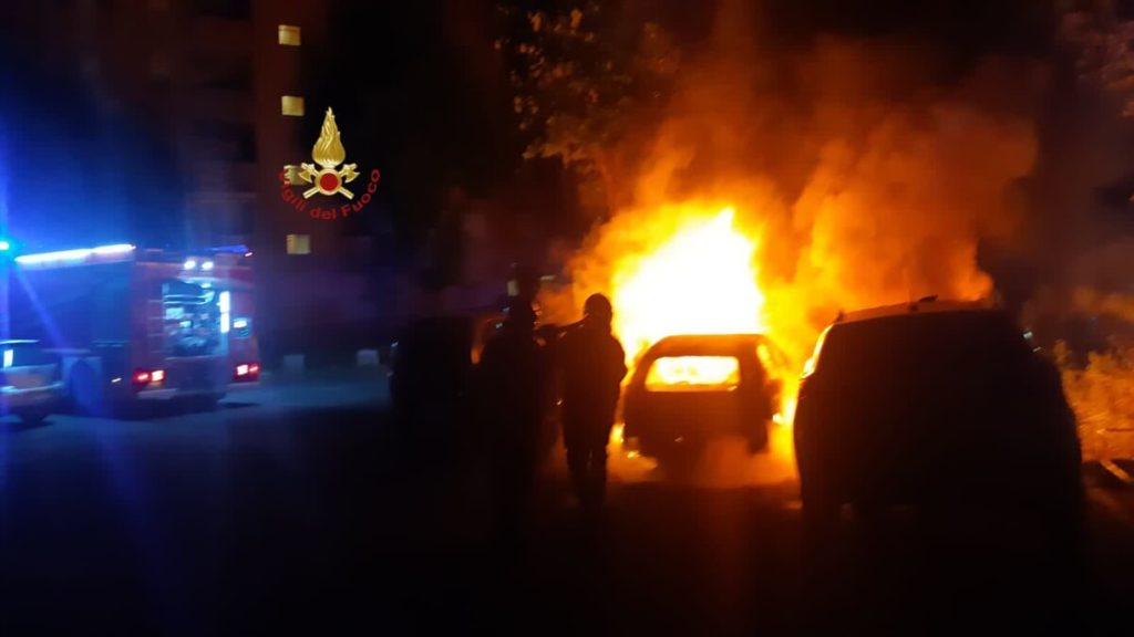 Incendio nella notte: a fuoco sedici auto e un furgone