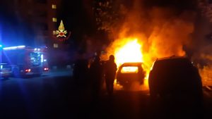 Incendio nella notte: a fuoco sedici auto e un furgone