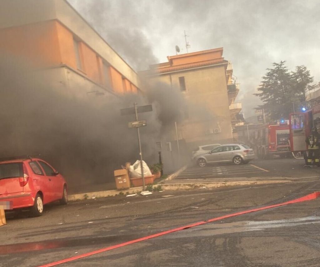 La lunga notte di Due Leoni. Dopo il maxi incendio verifiche sulla stabilità dello stabile