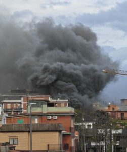 Incendio a Due Leoni, brucia un magazzino: il fumo invade l'ufficio postale e il quartiere