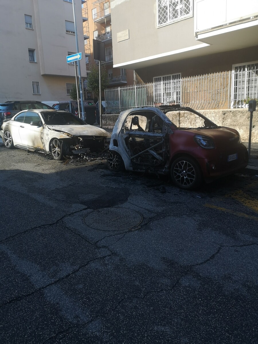 Auto in fiamme nella notte, non è escluso il dolo