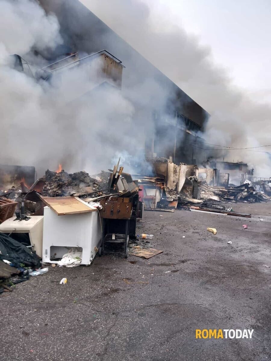 Incendio rifiuti nel capannone occupato a Roma: il sindaco firma l'ordinanza. Ecco cosa prevede