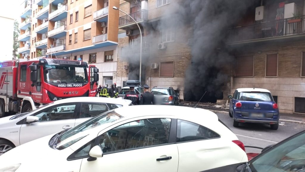 Incendio nel garage condominiale, fumo invade la palazzina. Intossicata un'anziana