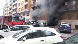 Incendio nel garage condominiale, fumo invade la palazzina. Intossicata un'anziana