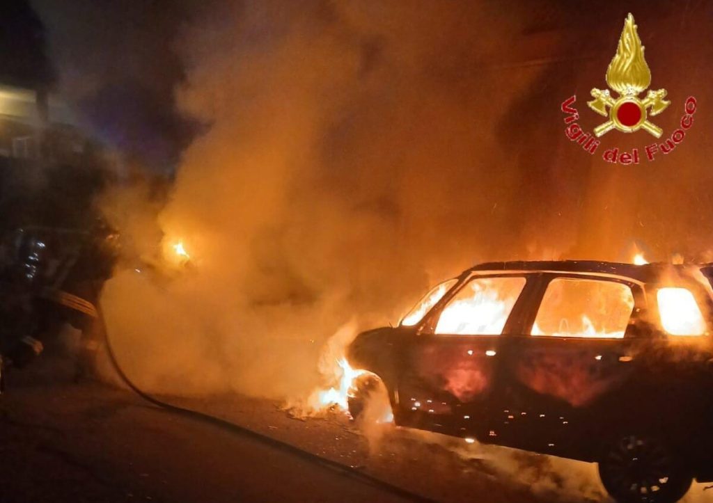 Incendio nella notte: due auto distrutte dalle fiamme