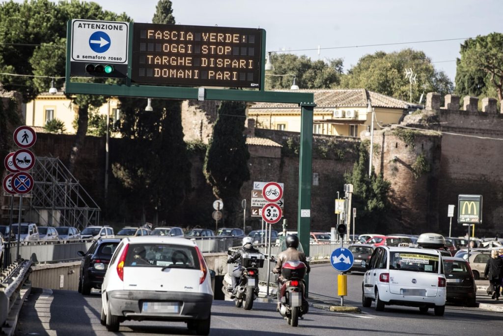 Blocco traffico a Roma: domani 10 novembre stop alle auto. I mezzi esentati, gli orari tutte le informazioni