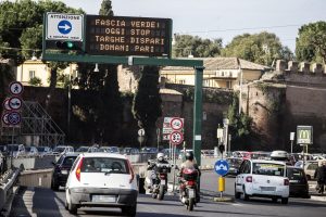 Blocco traffico a Roma: domani 10 novembre stop alle auto. I mezzi esentati, gli orari tutte le informazioni
