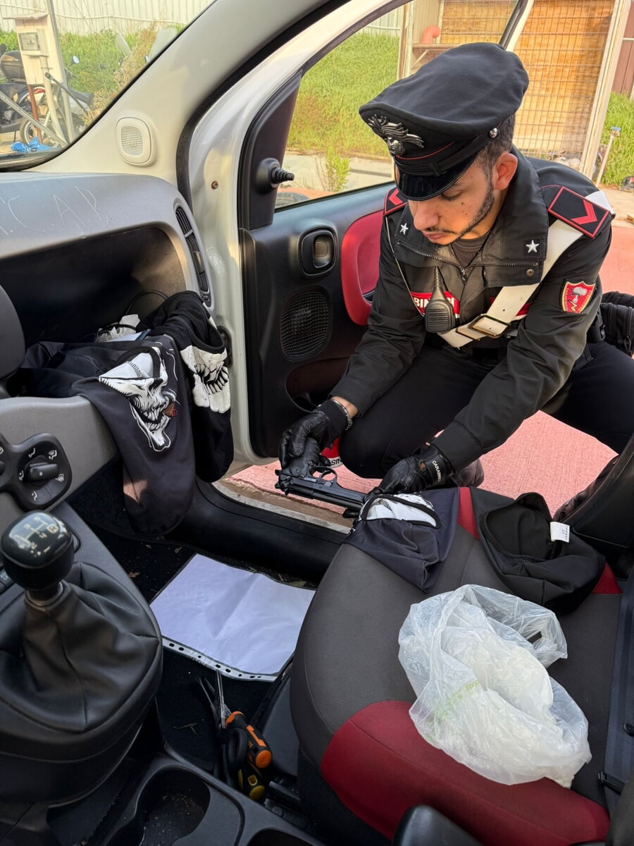 Inseguimento da film a Roma: minorenni su una Panda rubata si schiantano contro auto in sosta