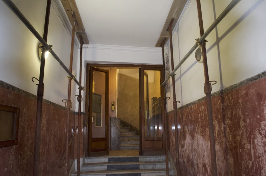 Il palazzo pericolante, le ditte scomparse e 90mila euro di debiti. L'odissea di 15 famiglie romane sfollate da un anno