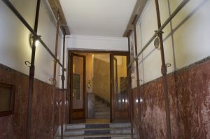 Il palazzo pericolante, le ditte scomparse e 90mila euro di debiti. L'odissea di 15 famiglie romane sfollate da un anno