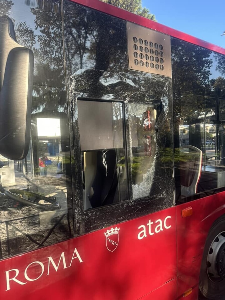 Pomeriggio di follia: lancio di sanpietrini contro bus e gabbiotto
