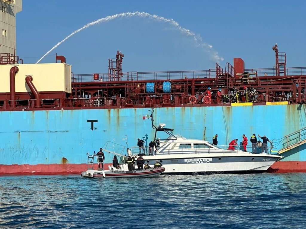 "Apocalisse" in mare: incendio sulla nave cisterna e feriti a bordo. Interviene la Capitaneria