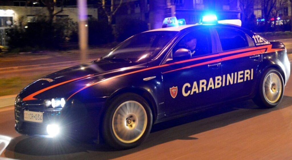 Non si fermano all'alt e lanciano scooter rubato contro auto dei carabinieri