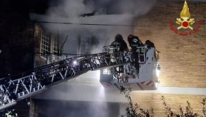 Incendio a Roma, appartamento distrutto dalle fiamme: tre feriti. Due donne sono gravi