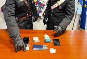 Scoperta stupefacente: in casa trovate 60 dosi di cocaina. Due arresti