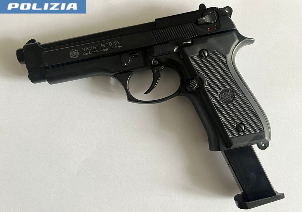La coppia in scooter che punta la pistola contro gli automobilisti e li rapina