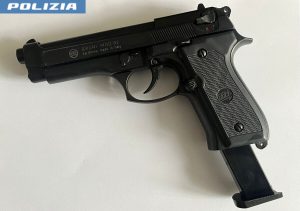 La coppia in scooter che punta la pistola contro gli automobilisti e li rapina