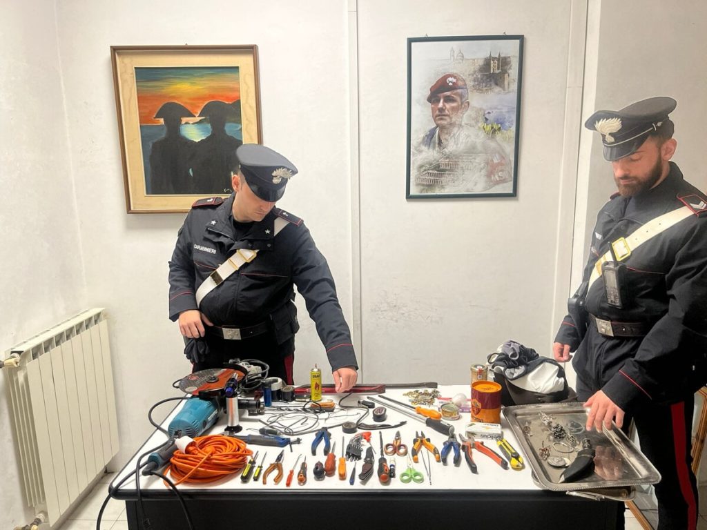 Ladri svaligiano appartamento e minacciano carabinieri con un cacciavite