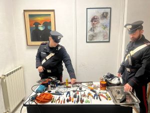 Ladri svaligiano appartamento e minacciano carabinieri con un cacciavite