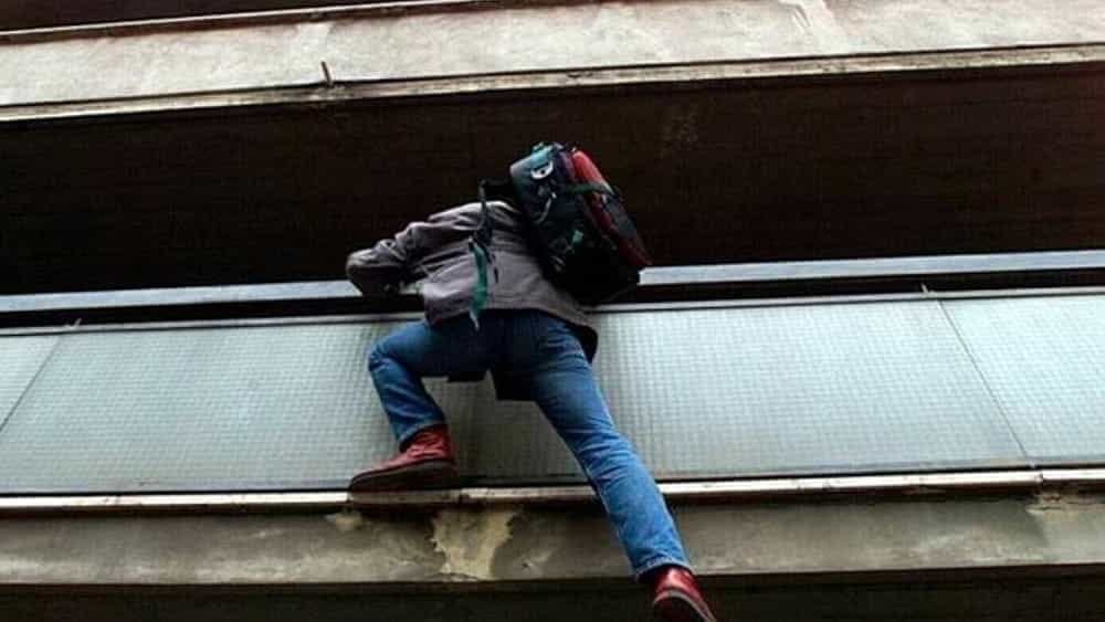 Ladri acrobati puntano la cassaforte e scappano con il bottino