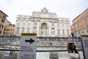 Dagli Usa critiche a Gualtieri: "La fontana di Trevi sostituita da una brutta piscina comunale"