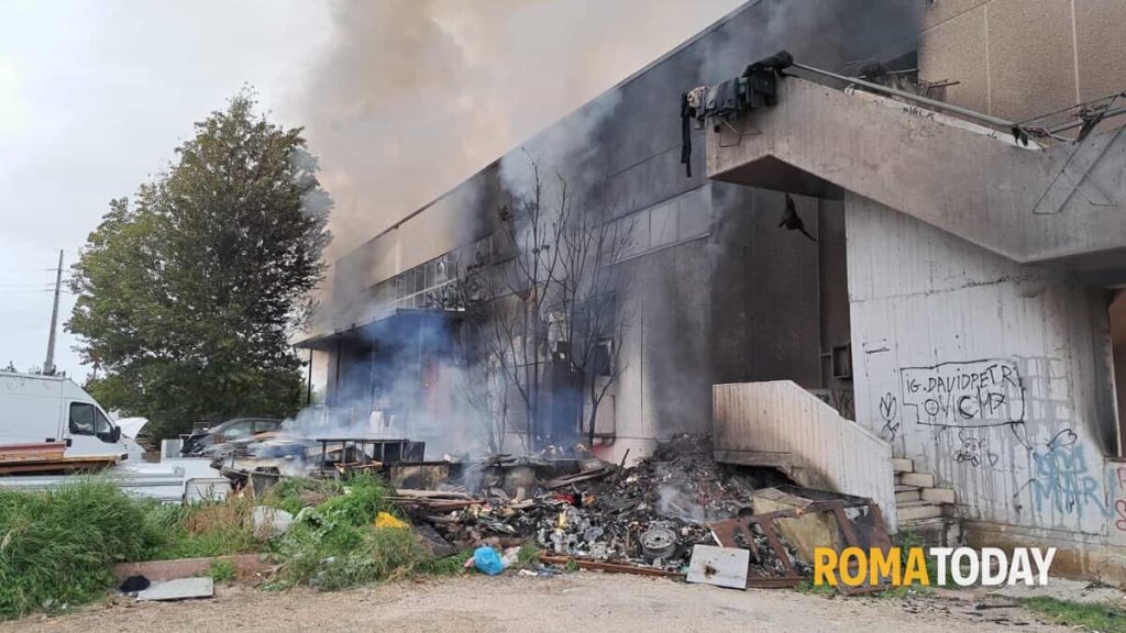 Incendio a Roma, la coperta corta dei vigili del fuoco: "Manca personale. Allerta per il Giubileo"
