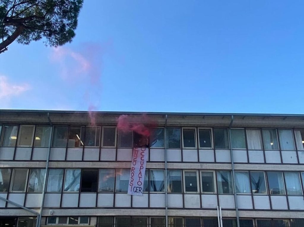 Occupato il liceo Enzo Rossi, gli studenti: "Nella scuola tetti che crollano e finestre pericolanti"