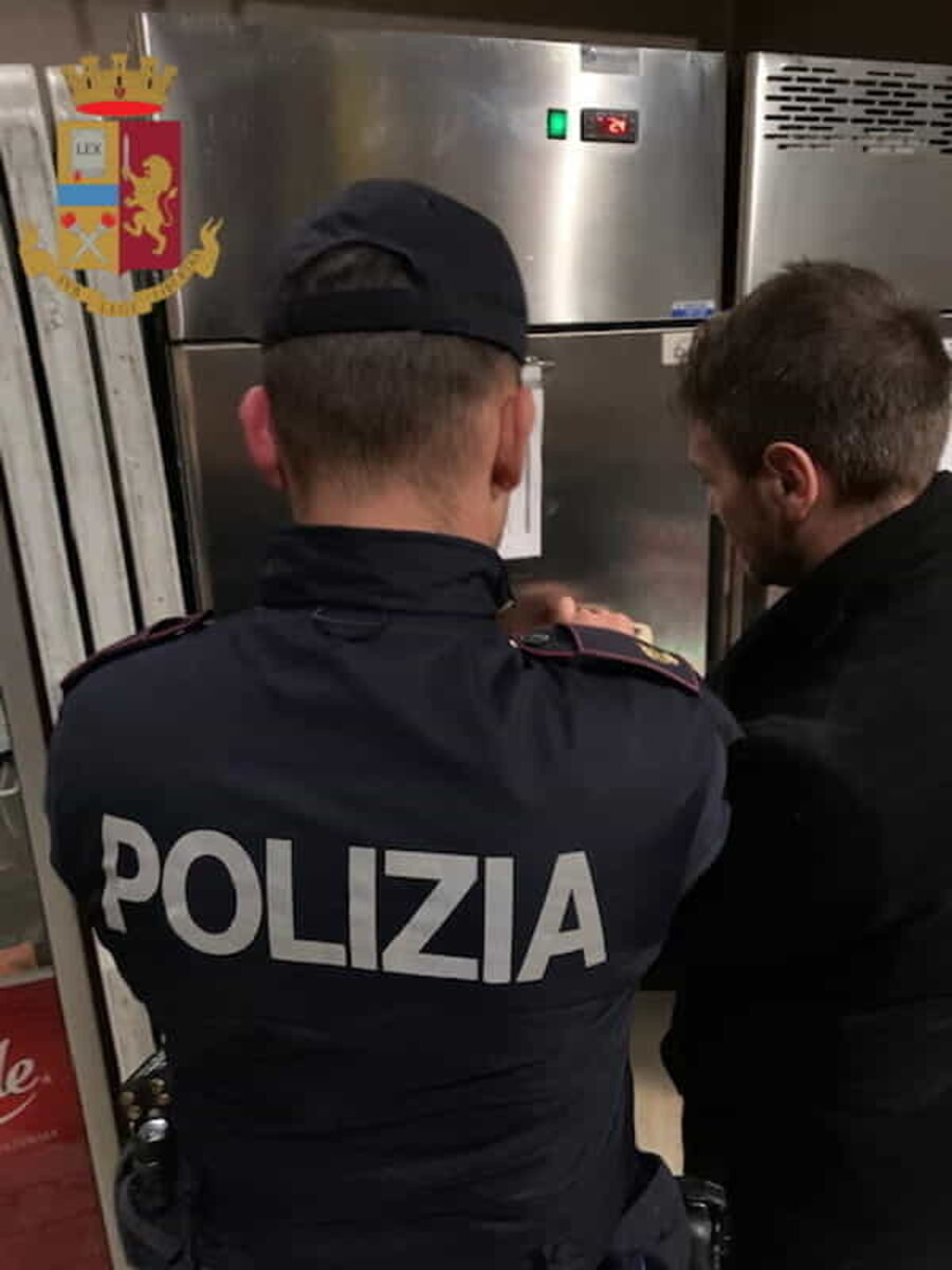 Blatte, locali sporchi e alimenti non tracciati: chiusi due bar a Ostia