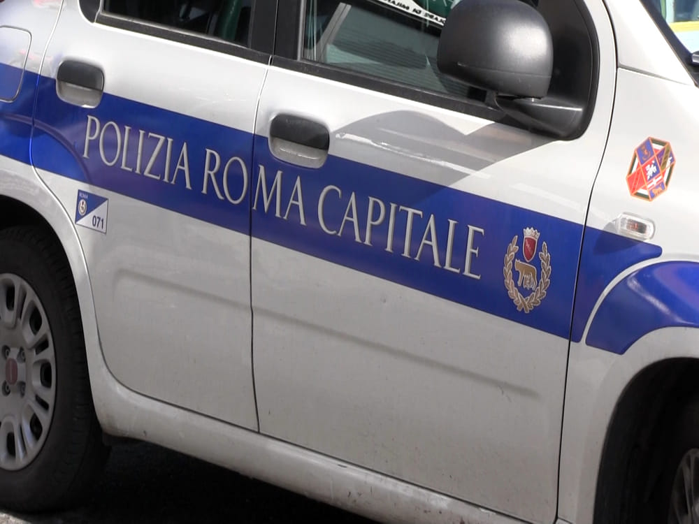 Incidente sulla Colombo: furgone ribaltato, due i feriti