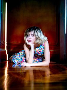 Manuela Zero in "Brotti! E non ridere che sei come loro" all'Off Off Theatre