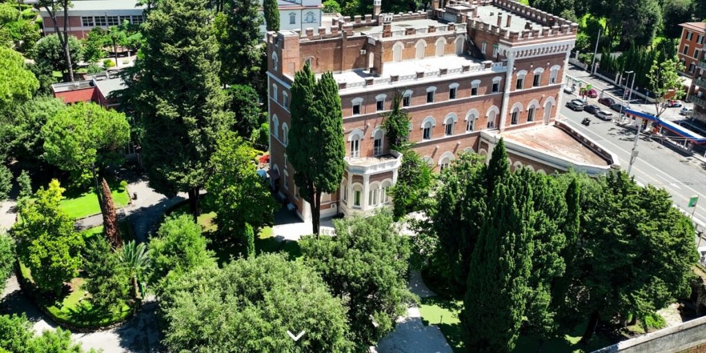 Divisa "perfetta", messe domenicali, rette da migliaia di euro. Vi porto nelle scuole cattoliche di Roma