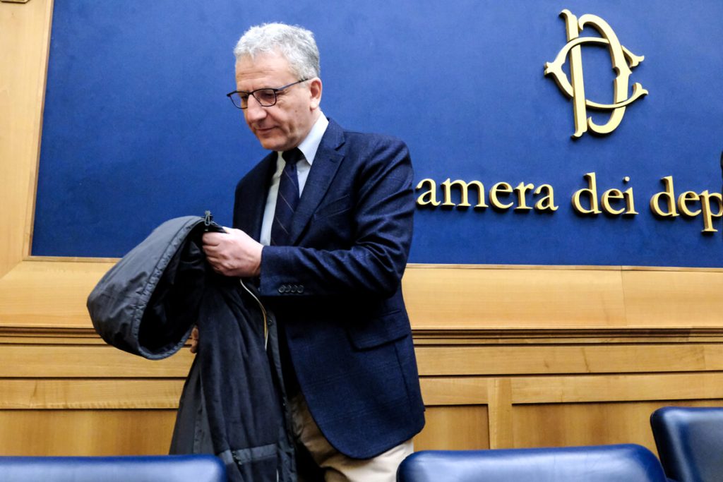La storia del politico diventato occupante abusivo di una casa Ater in cui non abita da 35 anni