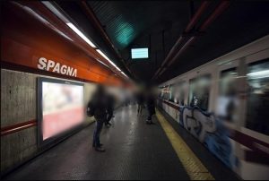 "C'è un cane dentro la galleria della metro": circolazione rallentata lungo la linea