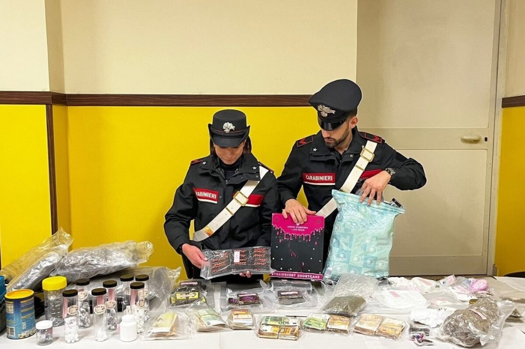I due narcos sull'Enjoy: nervosi al controllo, nascondono 20 chili di droga