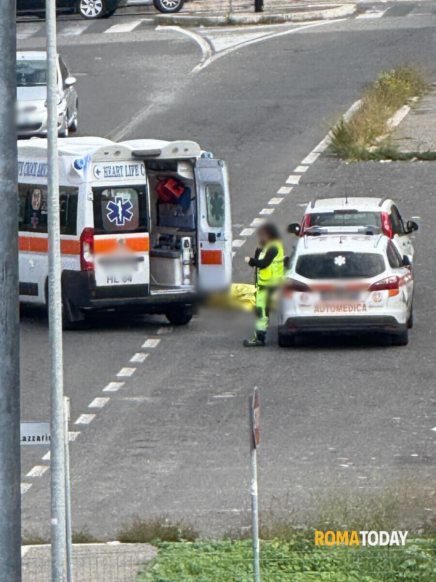 Scende dall'auto, si accascia e muore. Tragedia in strada a Roma