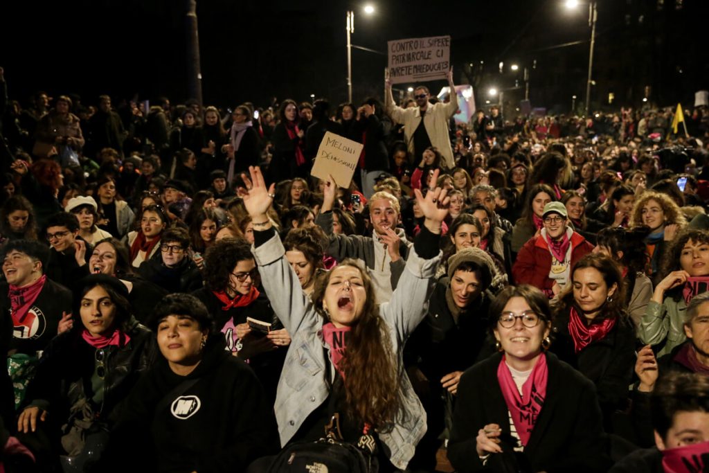 Il corteo di Non una di meno a Roma: la "marea transfemminista" sfila nelle strade della Capitale