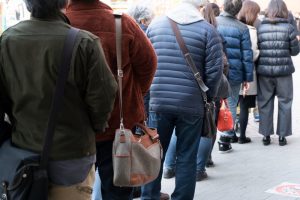 Senza casa, senza lavoro e a caccia di un pasto. A Roma la povertà cresce: +12% di presenze nei centri d'ascolto Caritas