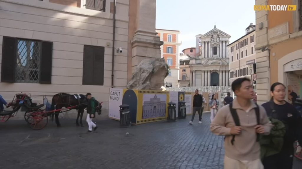 VIDEO | Fontana di Trevi, il lancio della moneta in piscina (e tra le transenne) dei turisti
