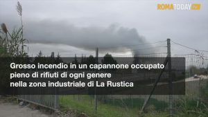 VIDEO | Bruciano tonnellate di rifiuti sversati illegalmente: l'incendio al capannone di La Rustica