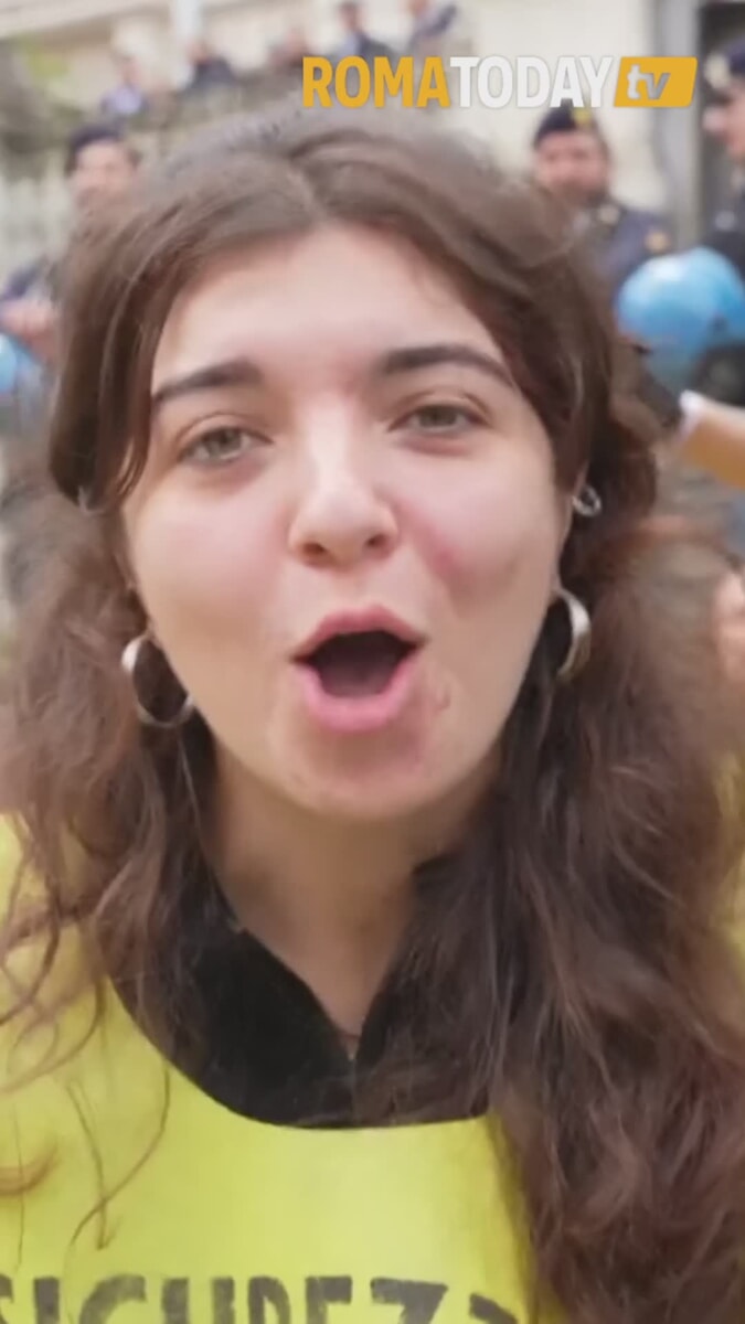 VIDEO | Scarico di letame e tende in piazza: la protesta di Extinction Rebellion al Viminale
