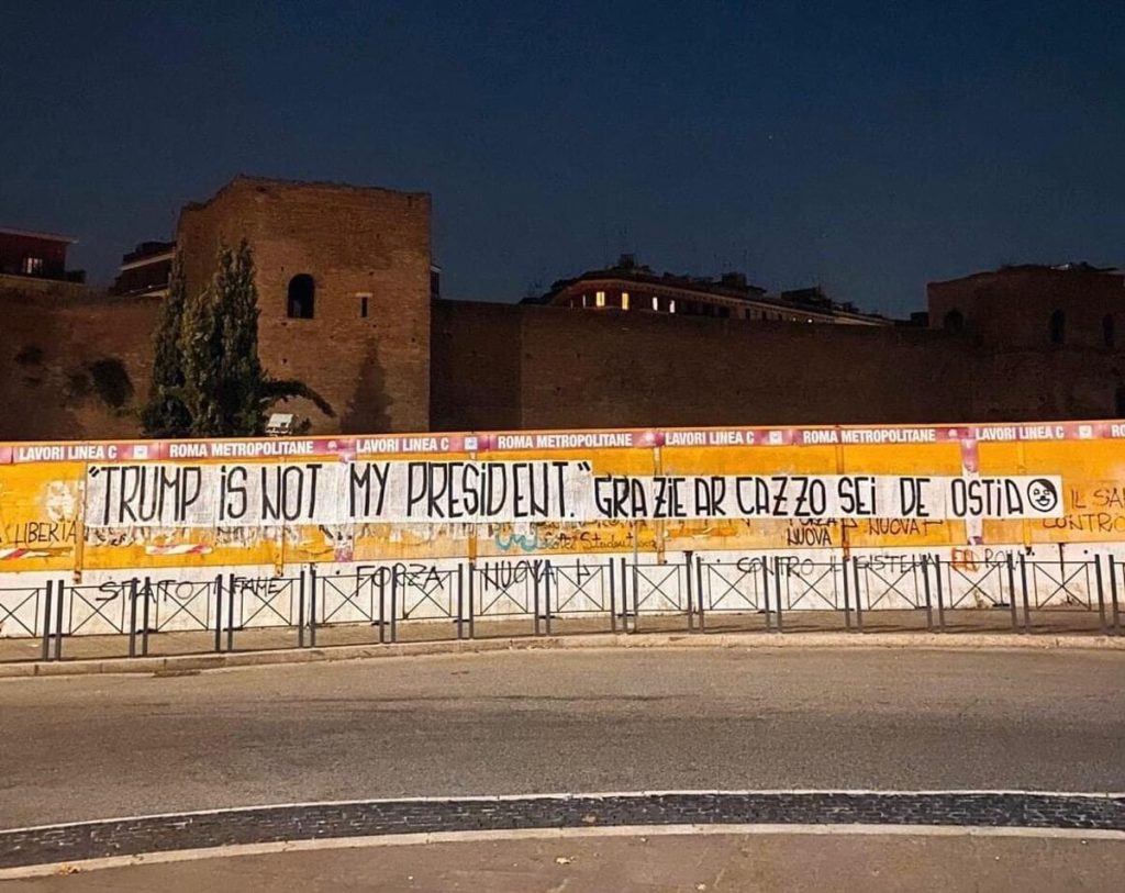 "Trump is not my president", e poi l'aggiunta. Rimosso striscione a Roma