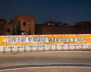"Trump is not my president", e poi l'aggiunta. Rimosso striscione a Roma