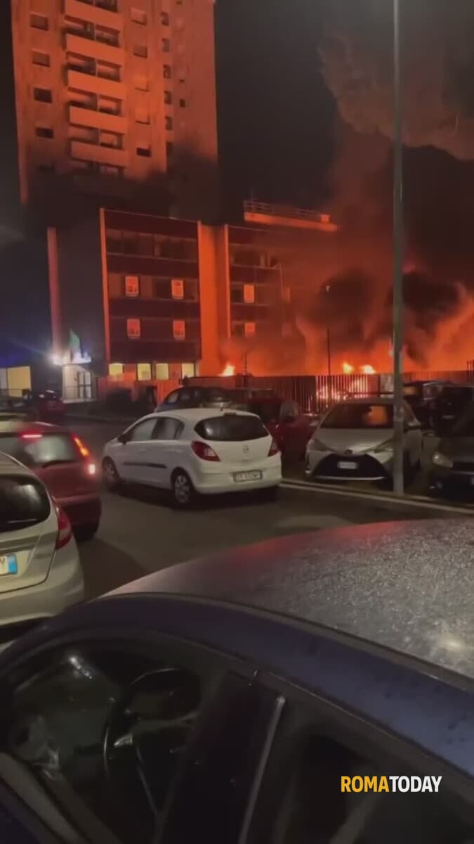 Il video dell'incendio doloso nel parcheggio dell'Italferr, evacuata palazzina. Caccia a due uomini incappucciati