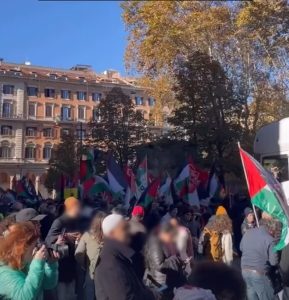 Manifestazione pro Palestina a Roma, attivista marcia con finto cadavere in braccio